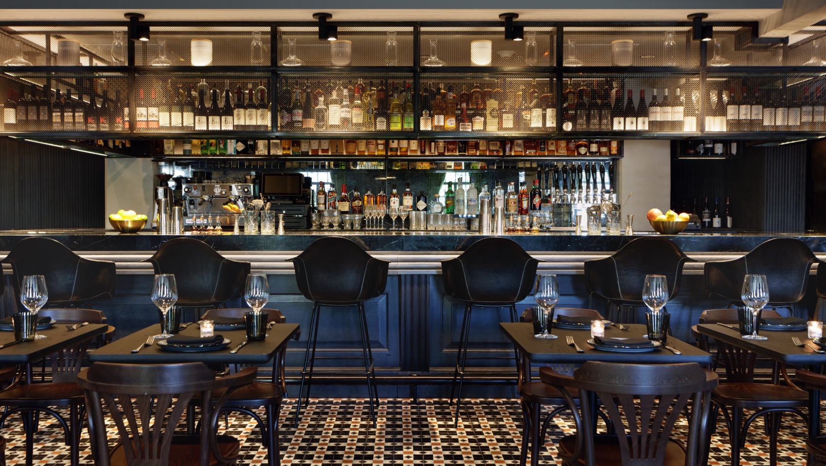 Fielding's restaurant bar and dining tables