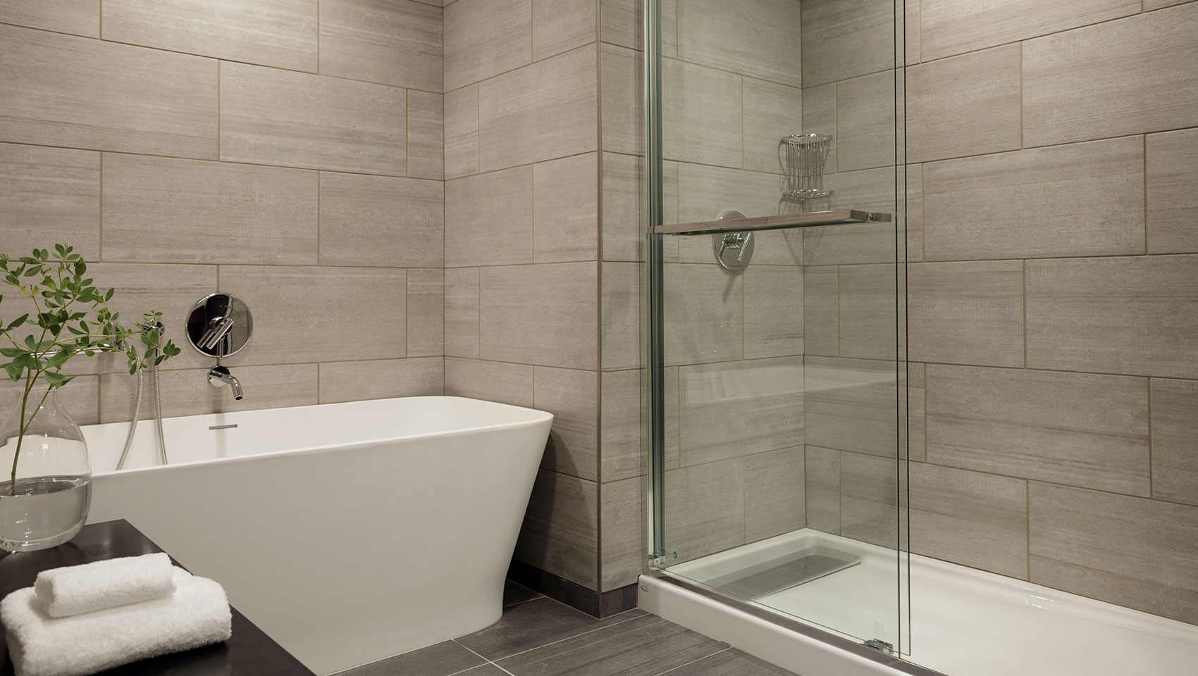 1 Bedroom Suite Bathroom with Soaking Tub